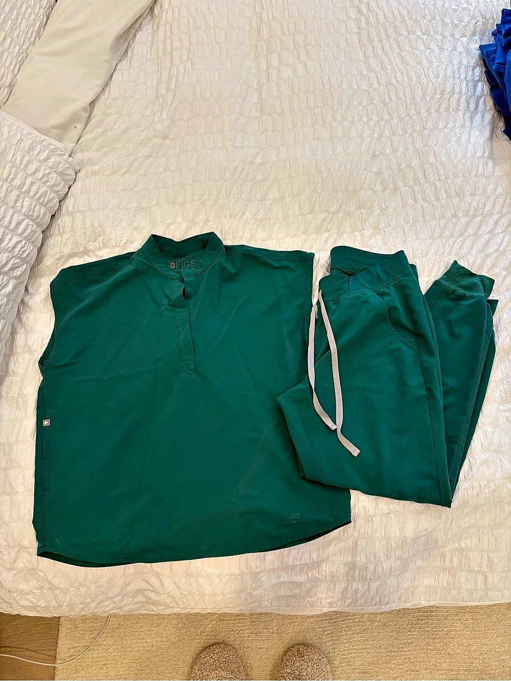 FIGS Rafaela Scrub Top (S) and Zamora Joggera (M) in Hunter Green